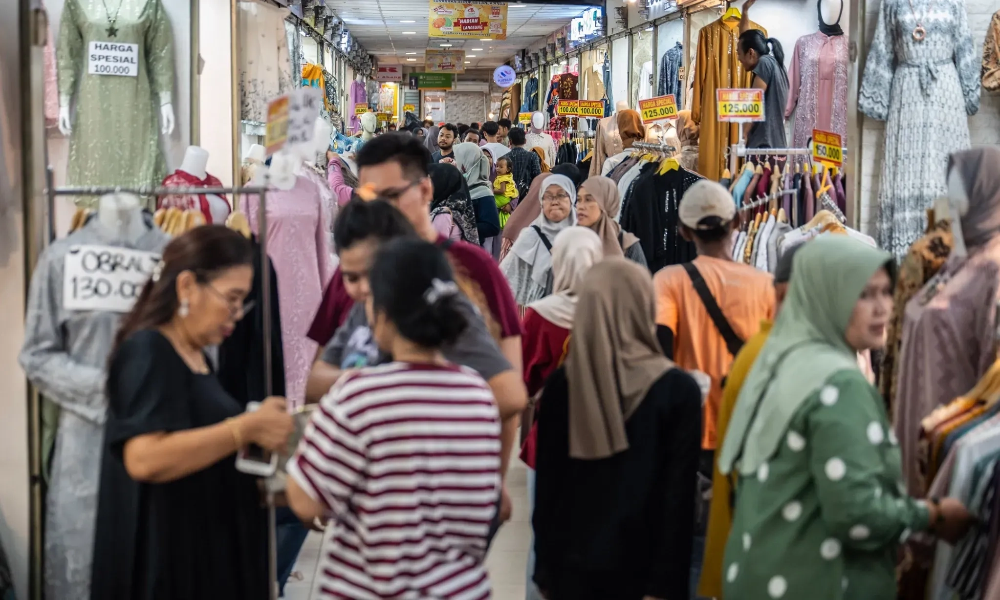 <p>Celios: Pemberian THR Dongkrak Belanja Masyarakat Kelas Menengah</p>