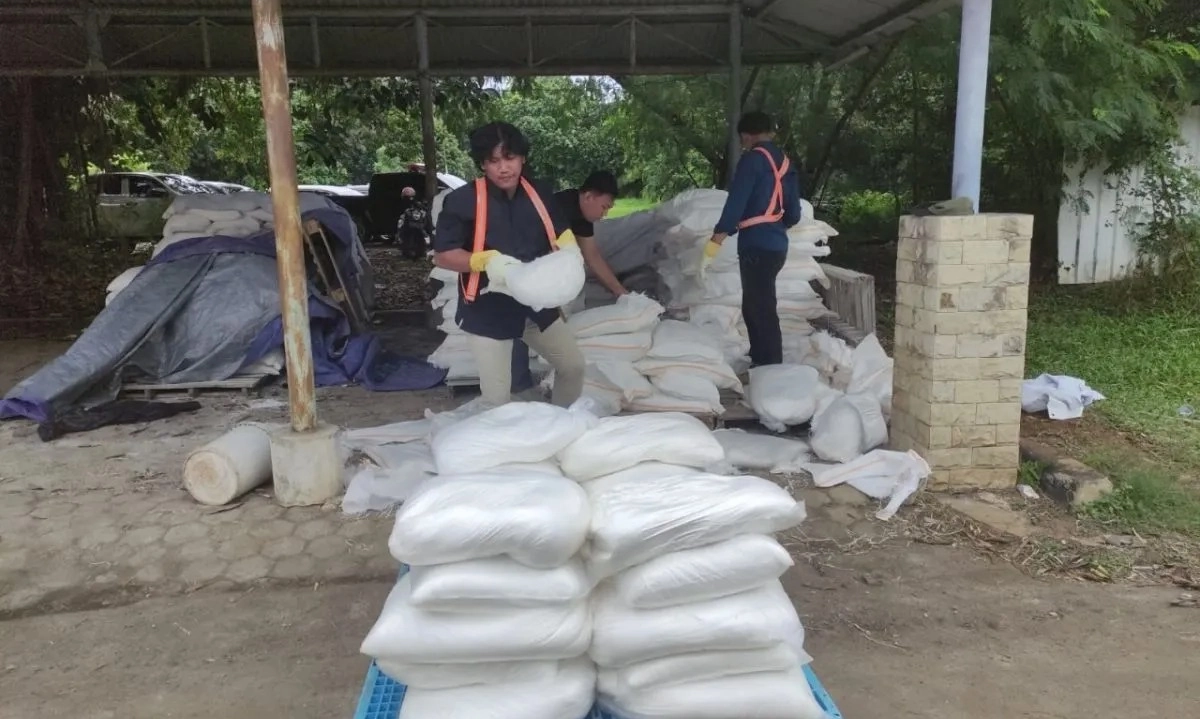 <p>BPBD Tebar 12 Ton Garam Untuk OMC Jakarta</p>