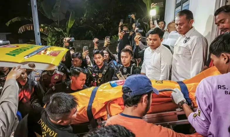 <p>Kapolri Naikkan Pangkat 3 Polisi Yang Tewas Ditembak</p>