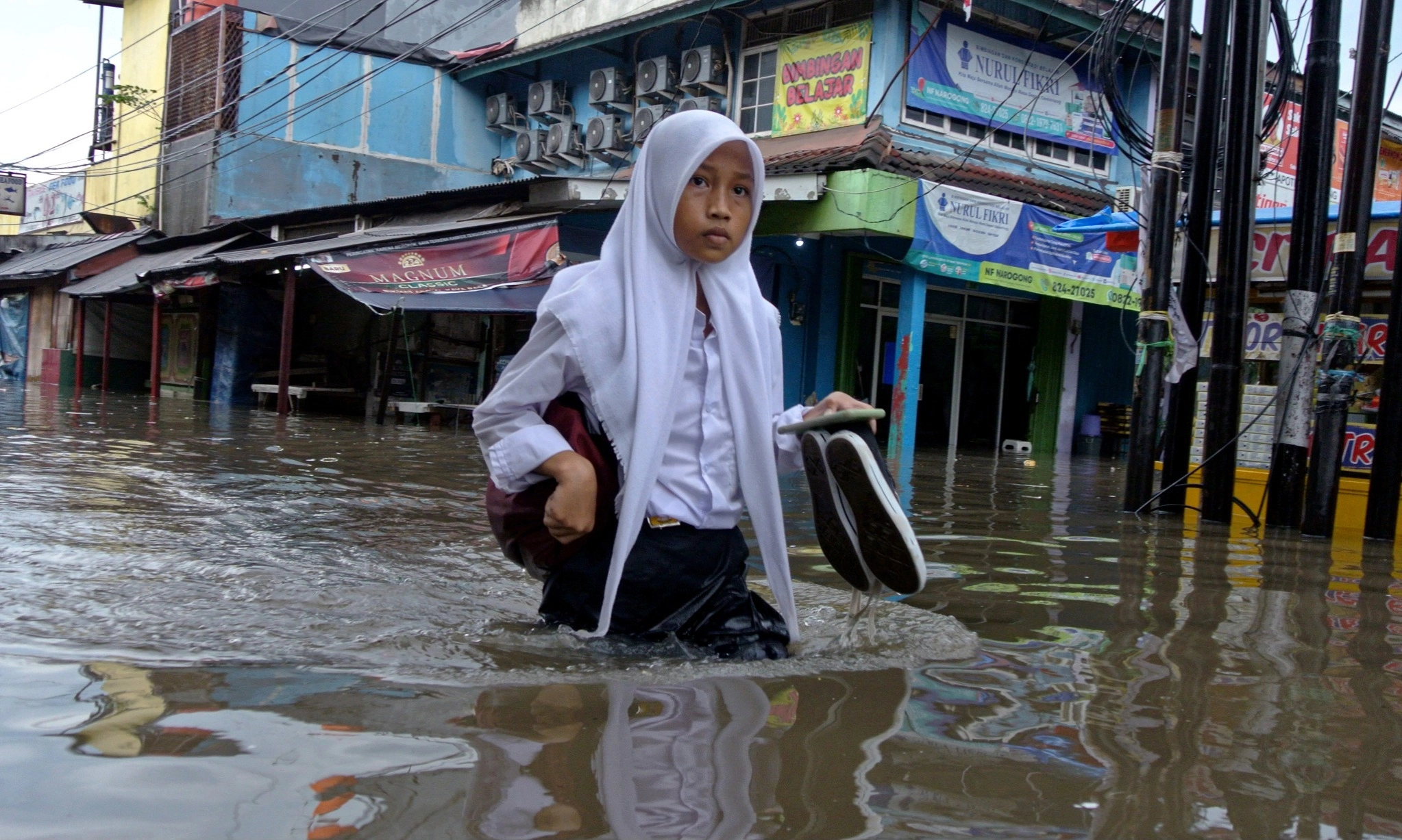 <p>Gubernur Akui Sungai Di Banten Jadi Dangkal dan Menyempit</p>