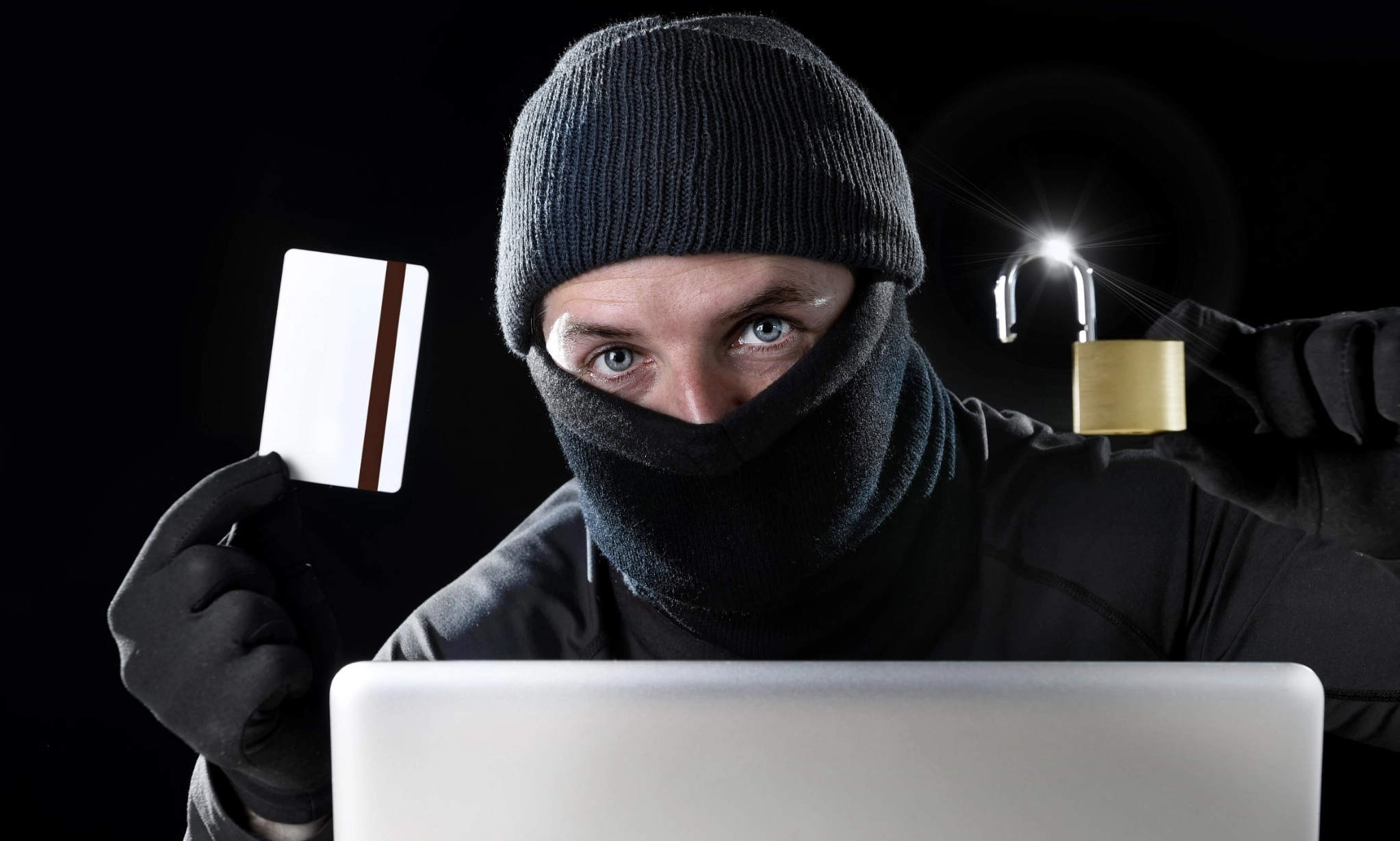 <p id="isPasted">Waspada! Jelang Hari Raya Ada Banyak Penipuan, Berikut Tips Menghindarinya</p>