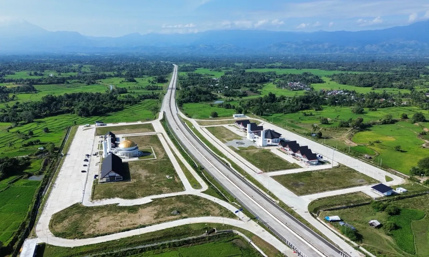 <p>Lebaran, Adhi Karya Buka Fungsional Tol Sigli-Banda Aceh Sampai Padang Tiji</p>
