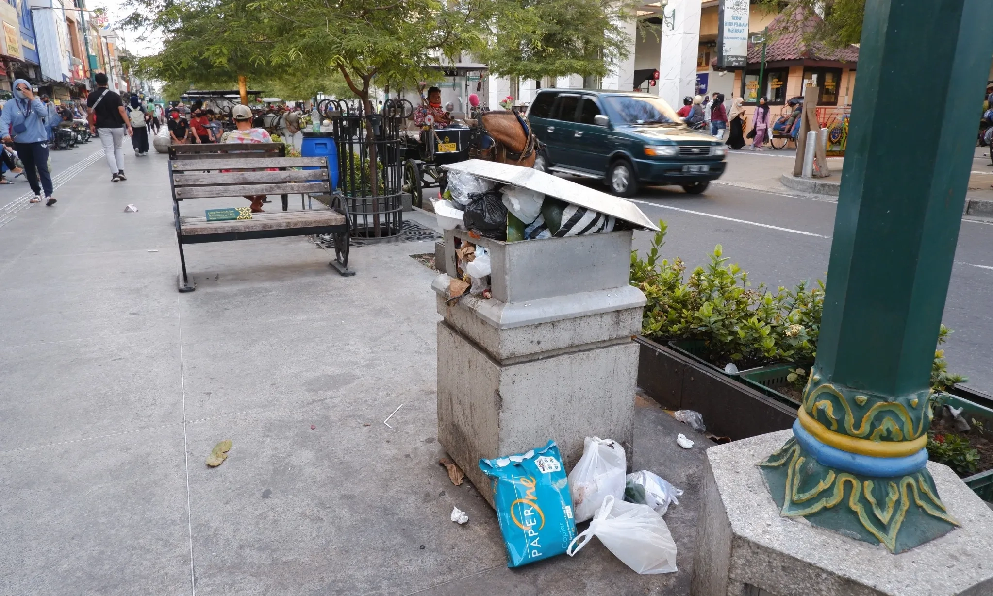 <p id="isPasted">Sulitnya Mengendalikan Sampah Di Hari Raya&nbsp;</p>