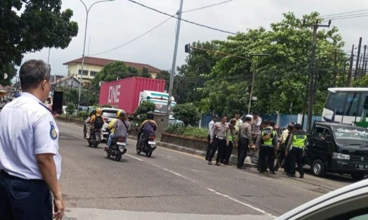<p>Petugas Tutup Puluhan U-Turn di Jalur Pemudik&nbsp;</p>