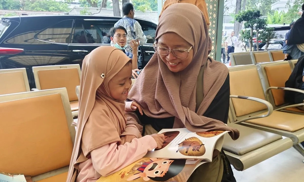 <p>Pemudik Senang Dapat Buku Dongeng Dari Mendikdasmen</p>