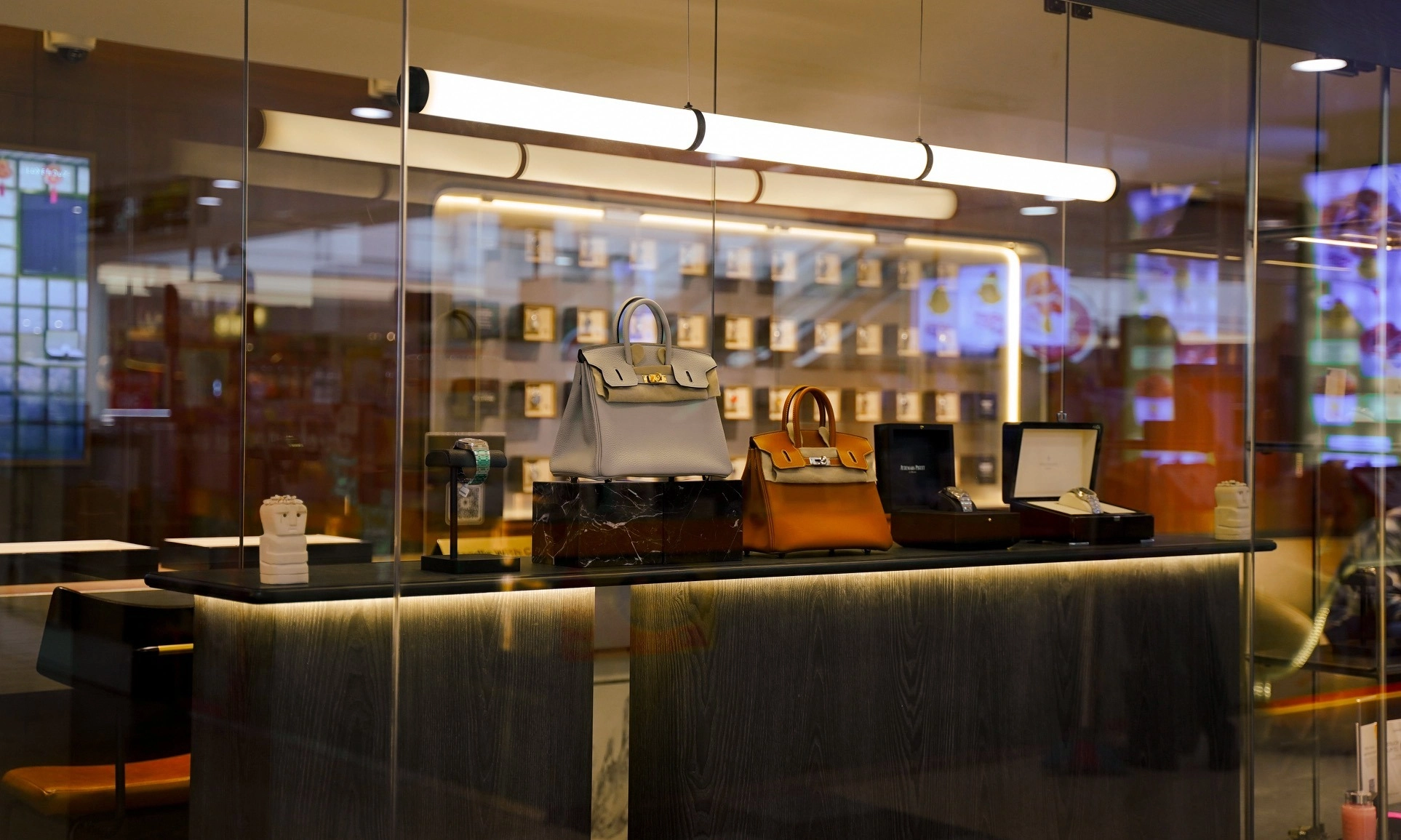 <p id="isPasted">Pecinta <em>Fashion Luxury</em>, Luxehouze Buka <em>Flagship Store</em> Di Surabaya</p><p><br></p>