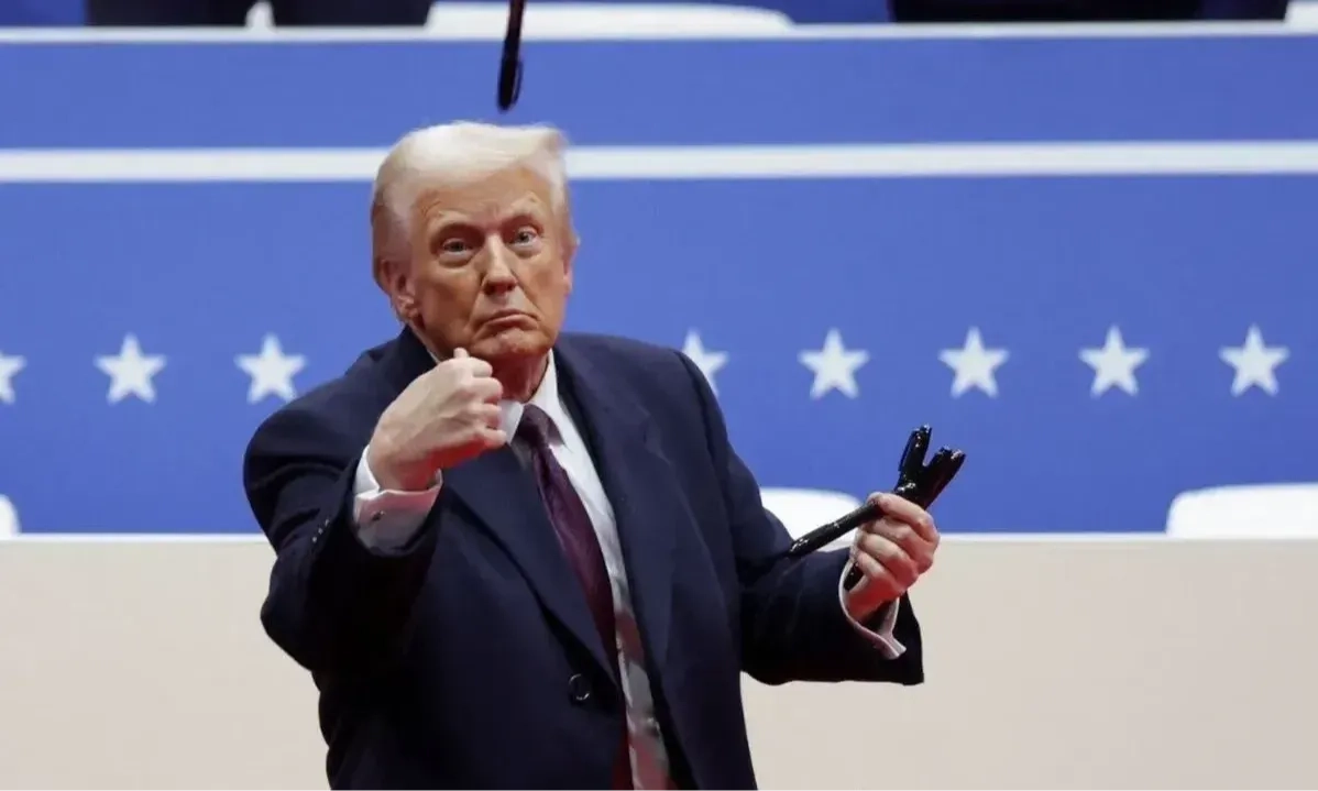 <p>Trump Umumkan Tarif Impor Baru, Indonesia Kena 32%</p>