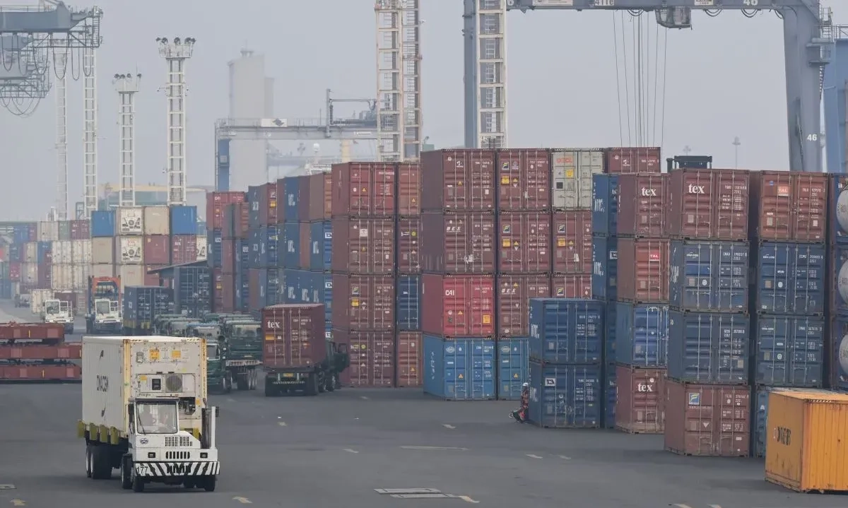 <p>Ekonom: Efek Kebijakan Tarif Trump 32% Buat RI Sedang</p>