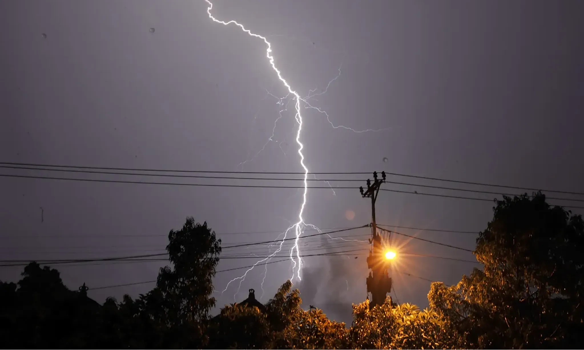 <p>Mengenali Tanda-Tanda Saat Anda Tengah Menjadi Target Sambaran Petir</p>