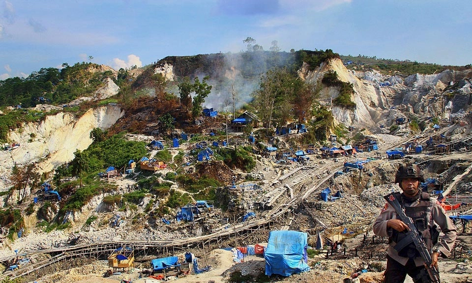 <p>Kodam Pattimura Tindak Anggota Lindungi Tambang Emas Ilegal</p>