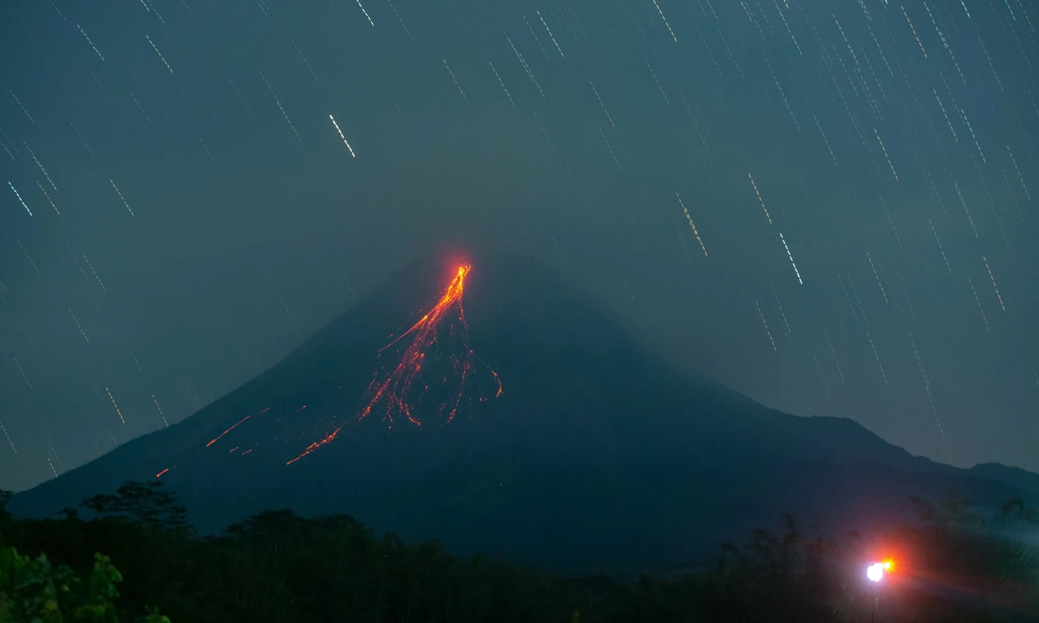 <p>Guguran Lava Gunung Merapi Mengalir di 3 Sungai</p>