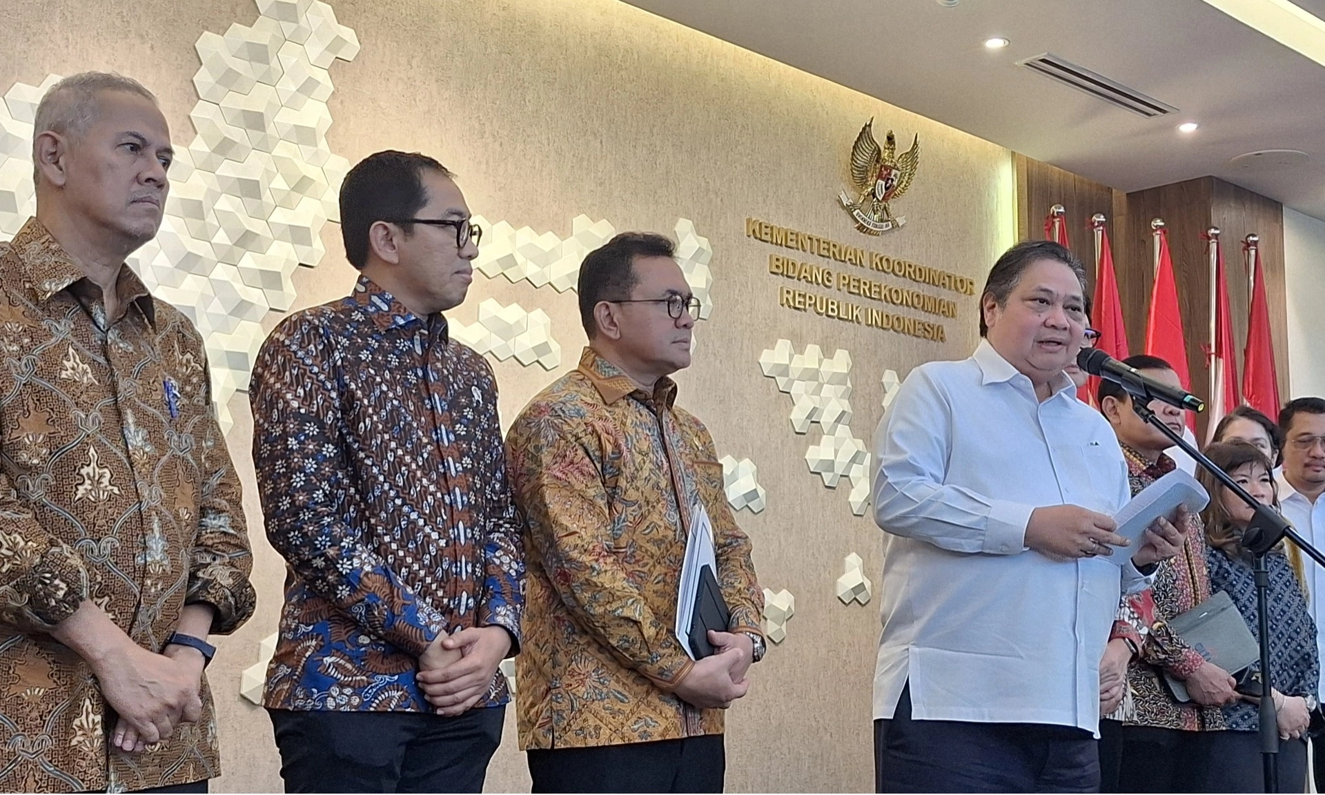 <div dir="auto" id="isPasted">Kena Tarif 32%, Indonesia Akan Tingkatkan Impor Dari AS</div>