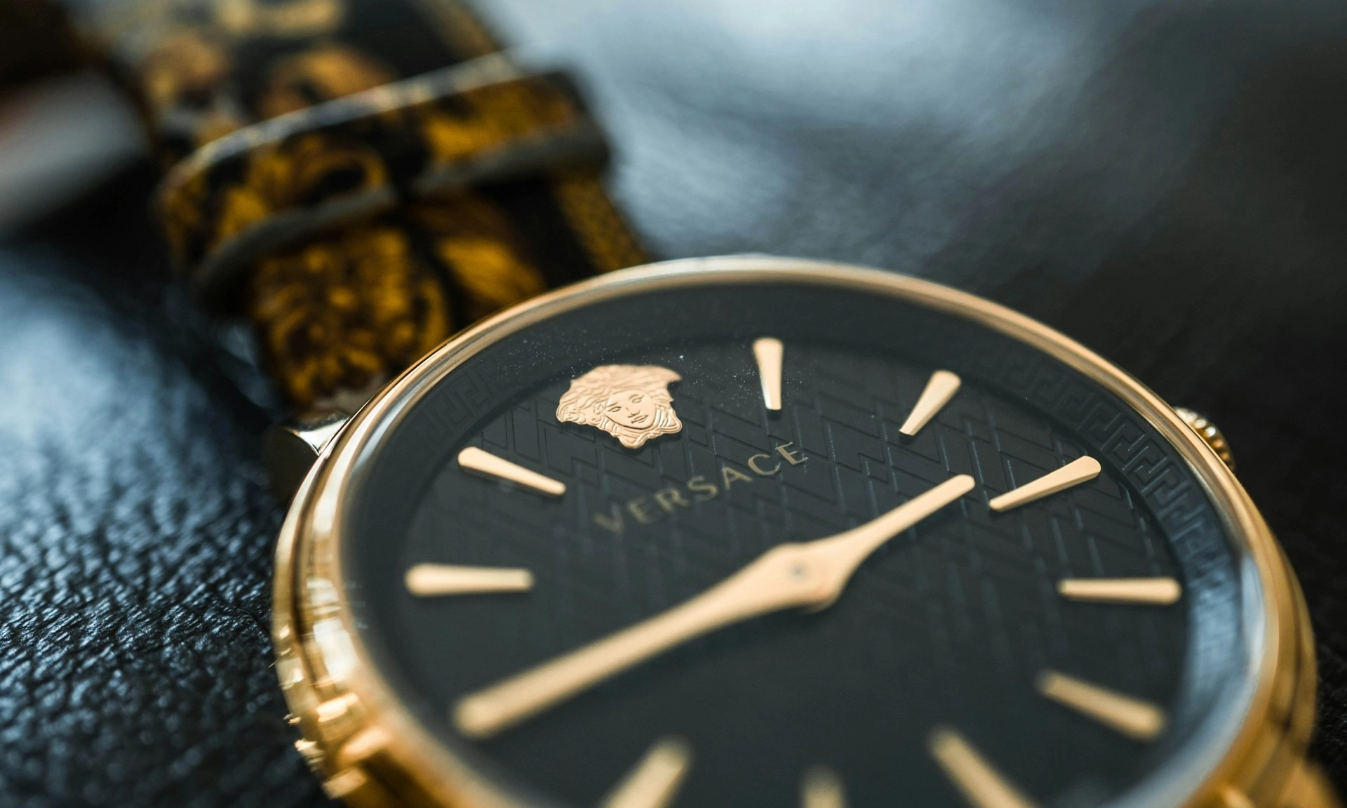 <p>Prada Secara Resmi Mengakuisisi Versace</p>