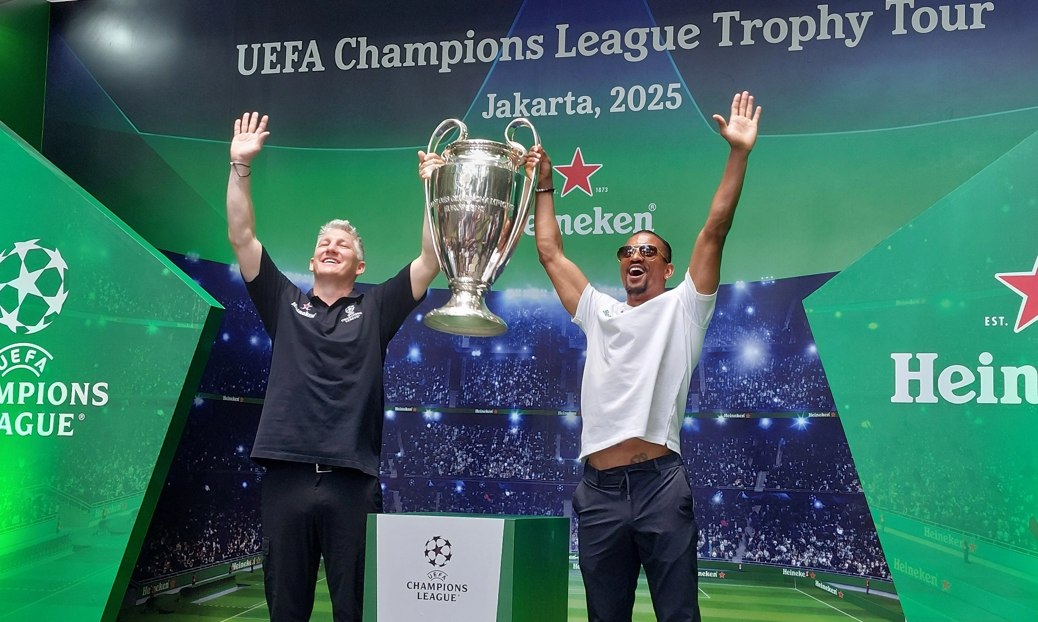 <p id="isPasted">Dua Legenda Manchester United Bawa Trofi Champions League Ke Jakarta</p>