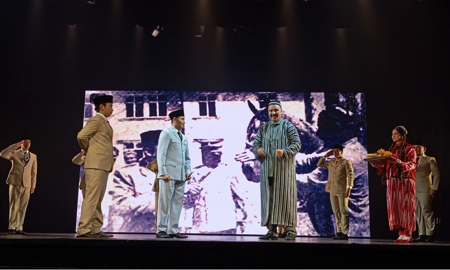 <p>Kisah Sukarno Dan Makam Imam Bukhari Dalam Suguhan Teater</p>