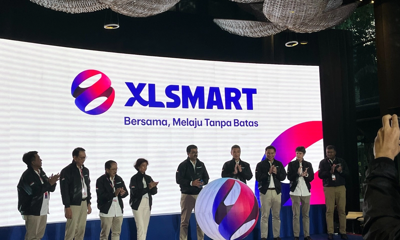 <p id="isPasted">XL Dan Smartfren Resmi Merger Hari Ini</p>