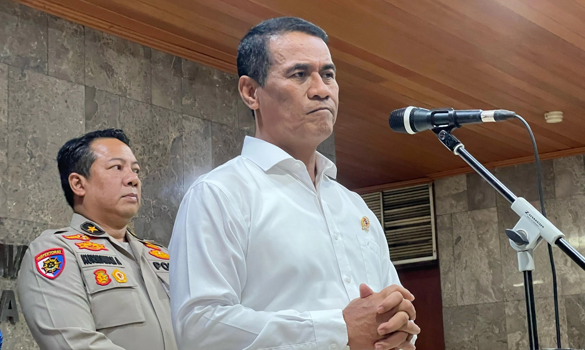 <div dir="auto" id="isPasted">Kelapa Bulat Mahal, Mentan: Beri Ruang Petani Kelapa Bahagia</div>