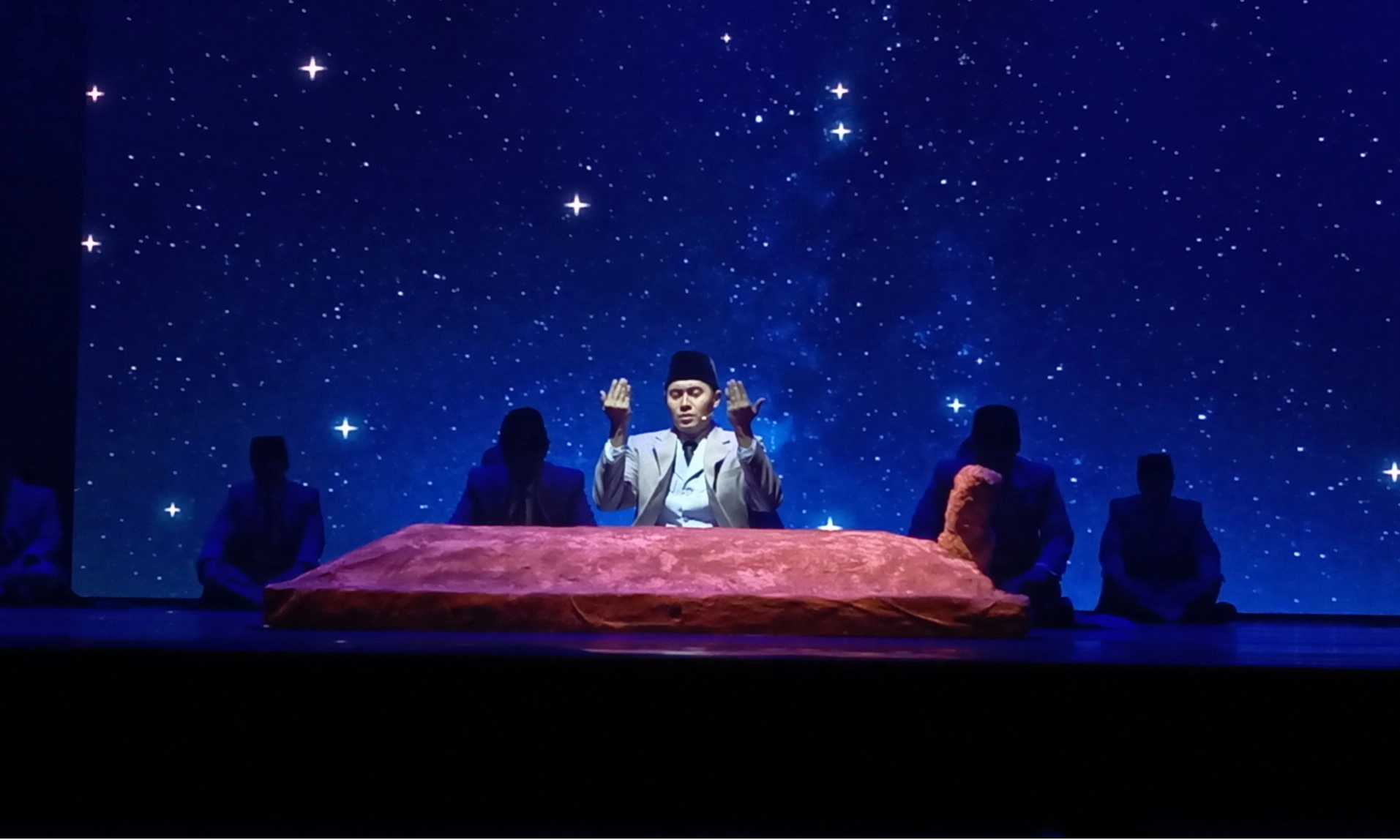 <p>Jejak Sukarno Di Makam Imam Bukhari</p>