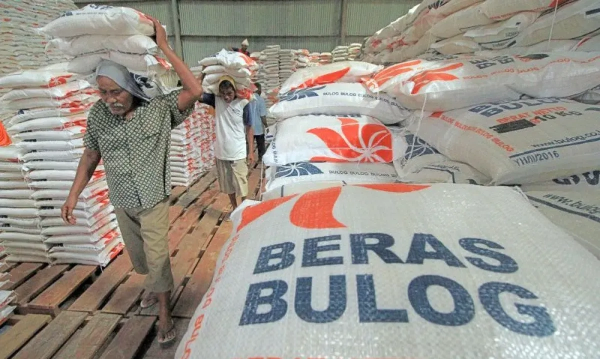 <p>Dari Target 3 Juta Ton Akhir April, Serapan Beras Bulog Baru Capai 42,43%&nbsp;</p>
