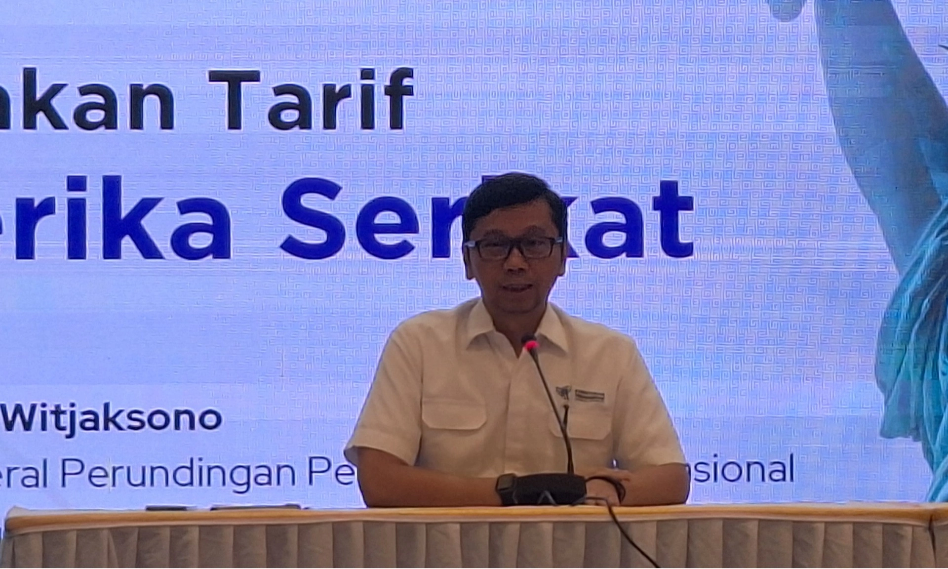 <p id="isPasted">Kemendag Tetap Optimis Capai Target Ekspor Tumbuh 7,1% Tahun 2025</p>