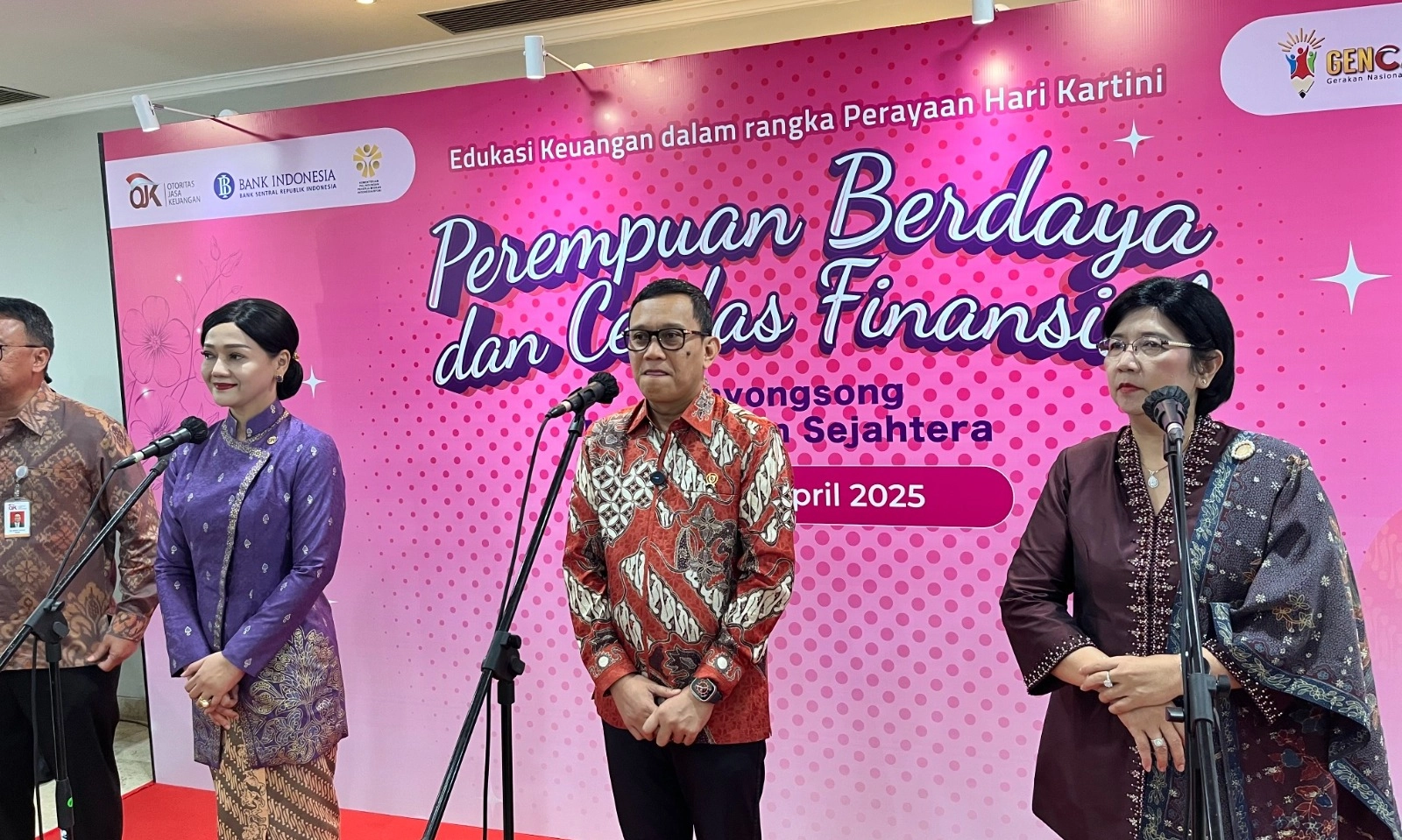 <p id="isPasted">Menteri P2MI Proyeksikan Penerimaan Remiten RI Capai Rp433 Triliun Di 2025</p>