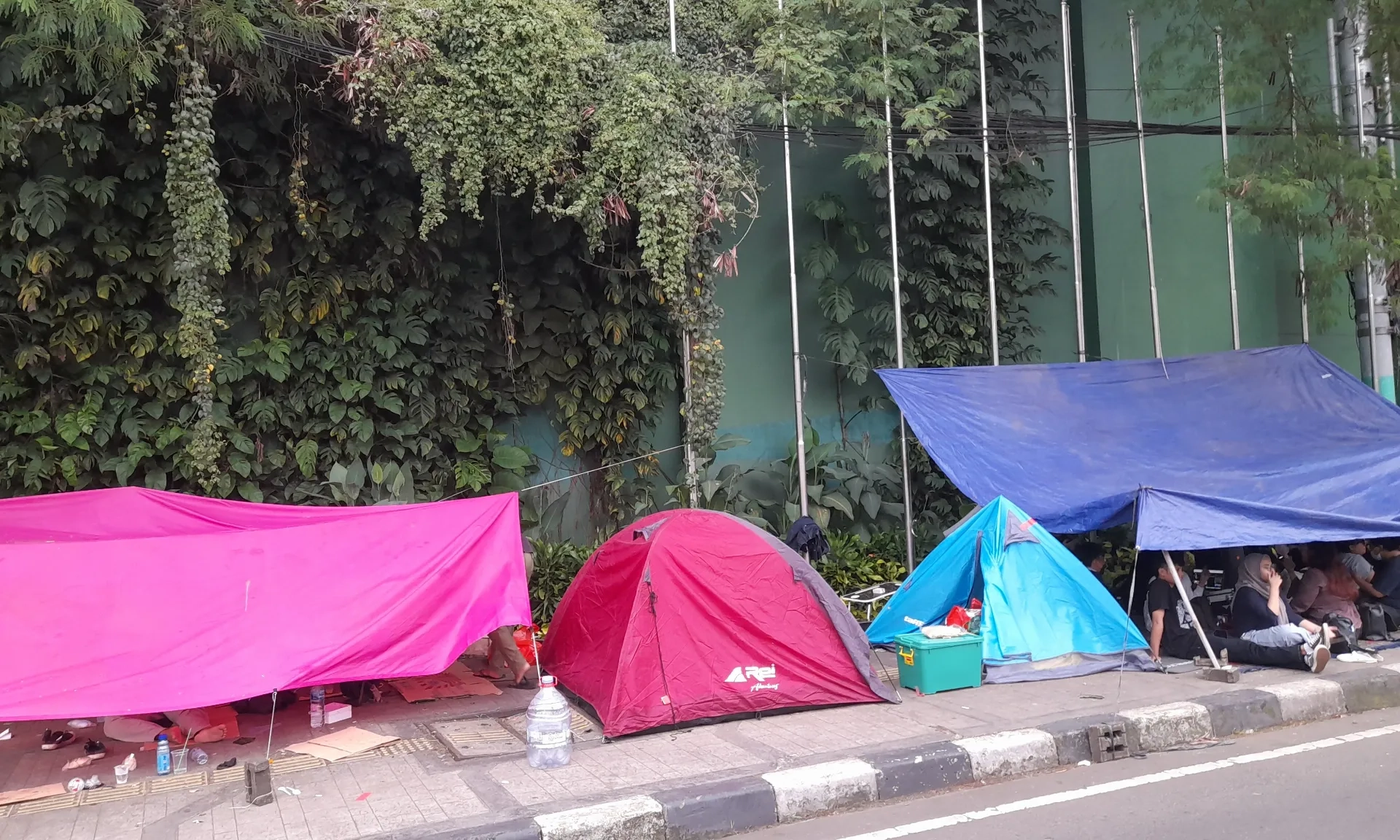 <p>Piknik Perlawanan Dari Seberang DPR</p>