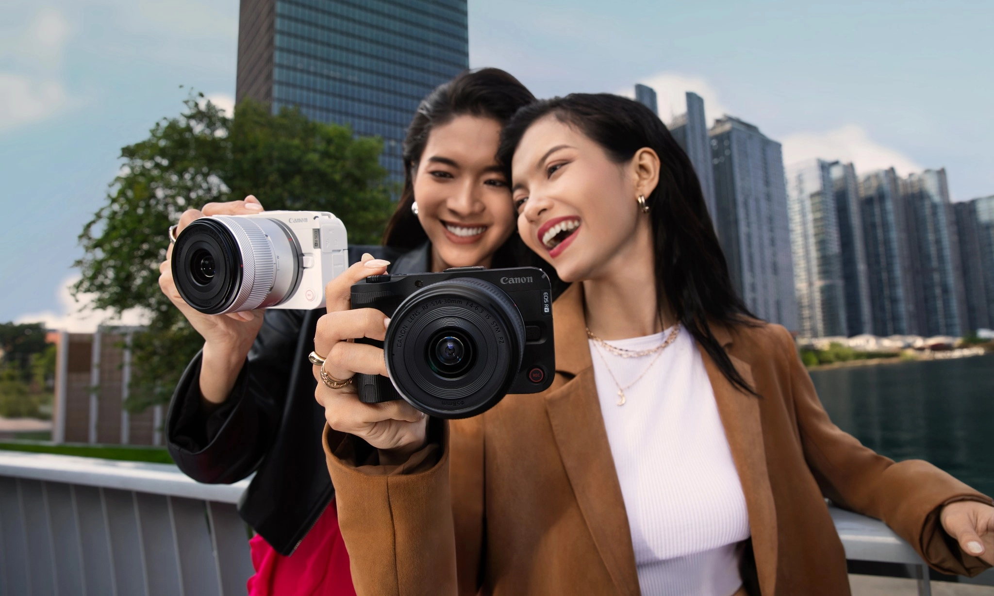 <p>EOS R50 V, Kamera <em>Mirrorless&nbsp;</em>Kompak Dengan Fitur Sinema Profesional</p>