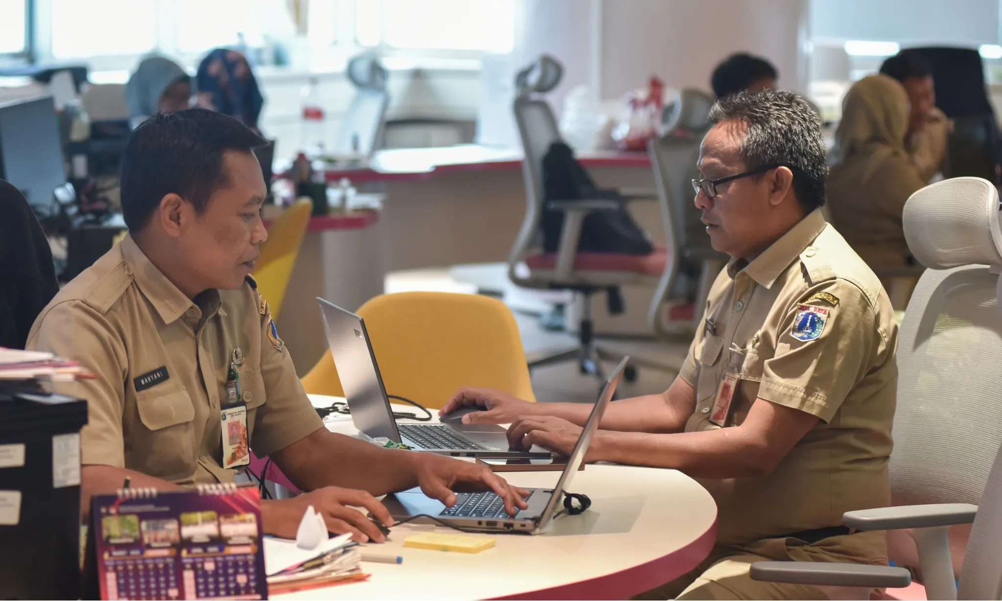 <p>ASN Jakarta Wajib Naik Transportasi Umum Tiap Rabu, Pergub Sudah Diteken</p>