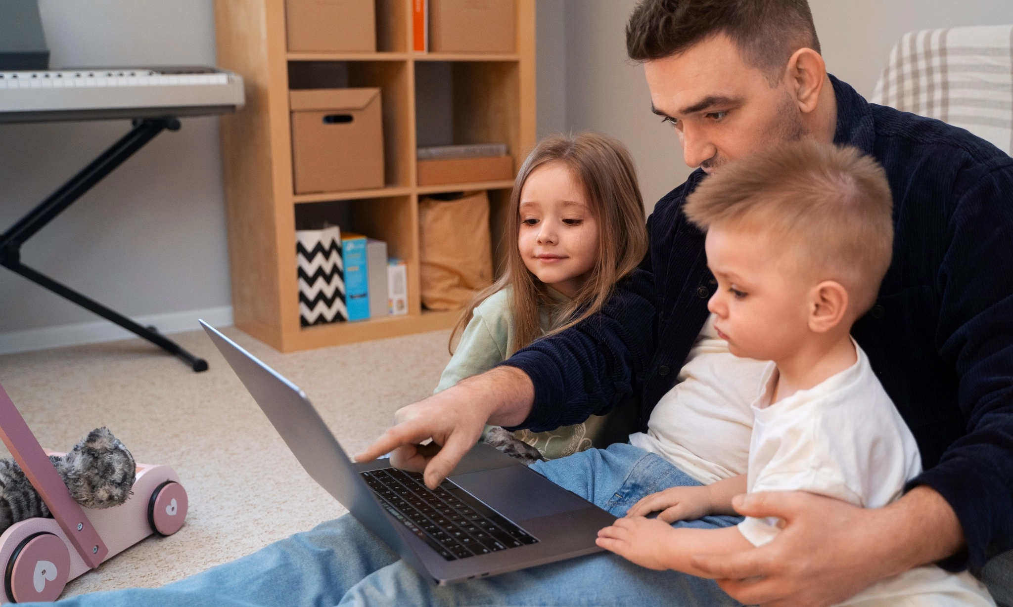 <p>Literasi Digital Anak, Dari Cara Bermedsos Hingga Menyaring Konten</p>