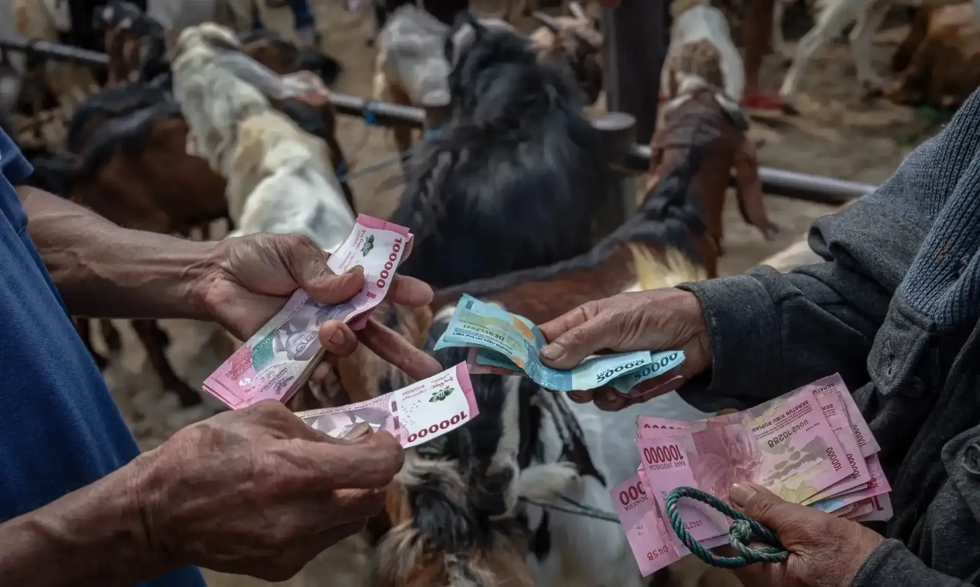 <p id="isPasted">Uang Beredar Selama Ramadan Tumbuh 6,1% Jadi Rp9.436,4 T</p>