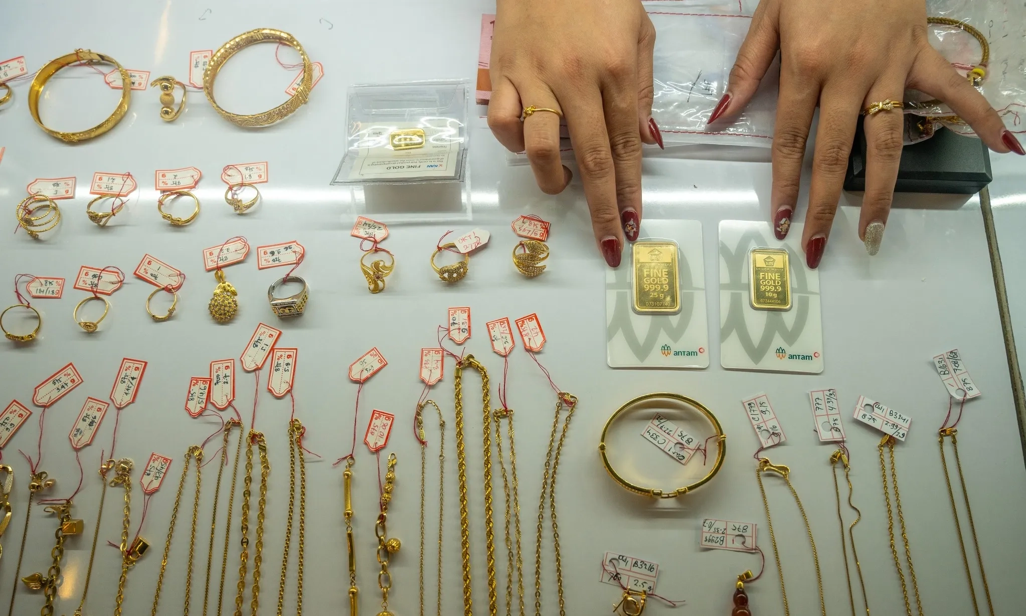 <p id="isPasted">BPS: Tarif Listrik dan Emas Perhiasan Jadi Biang Inflasi April 2025</p>