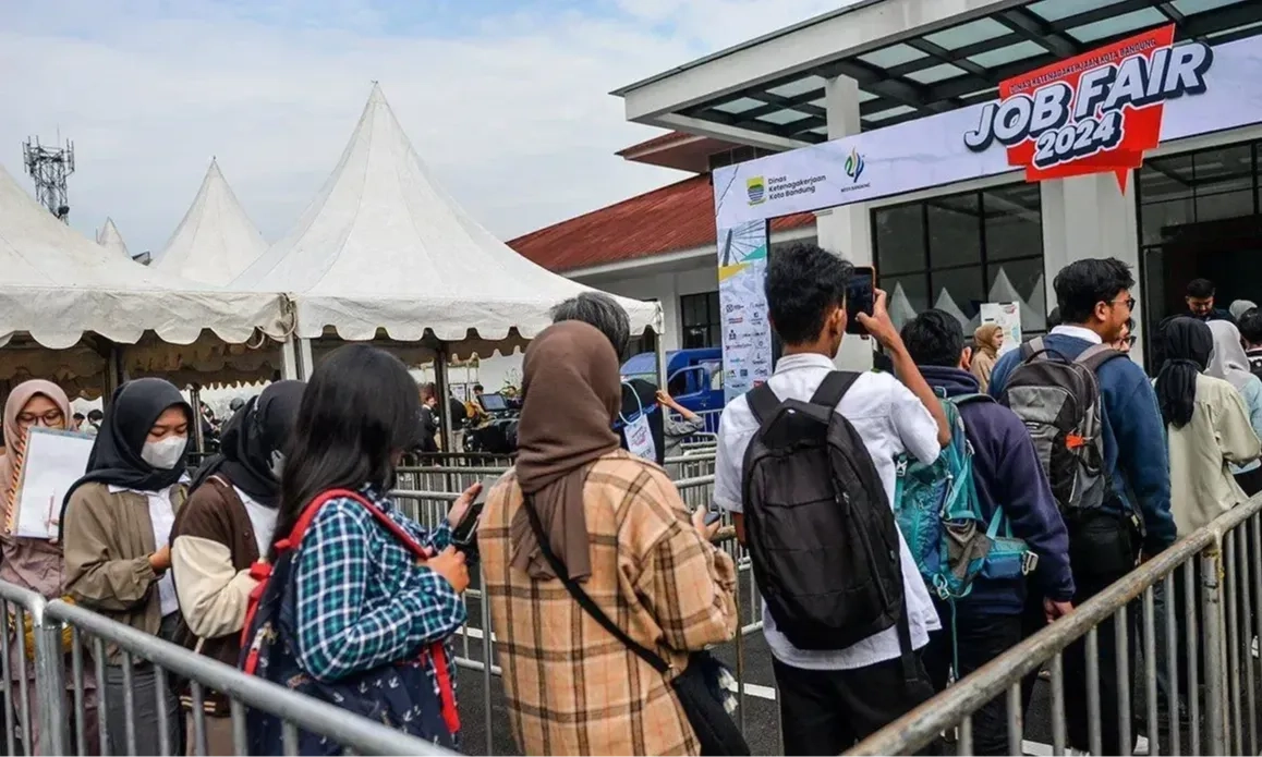 <p>KASBI Minta Prabowo Serius Hapus Outsourcing</p>