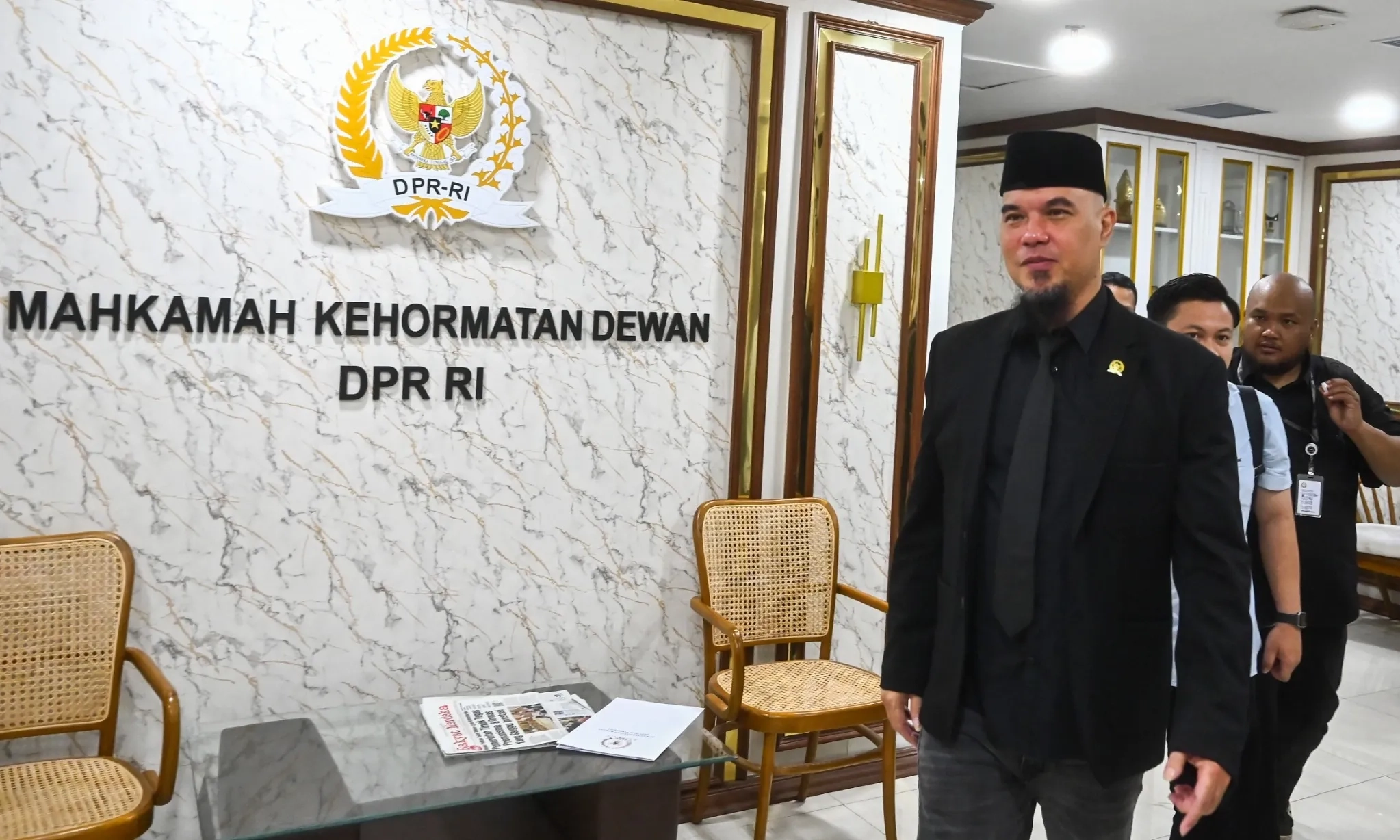 <p>MKD Putuskan Ahmad Dhani Langgar Kode Etik DPR</p>