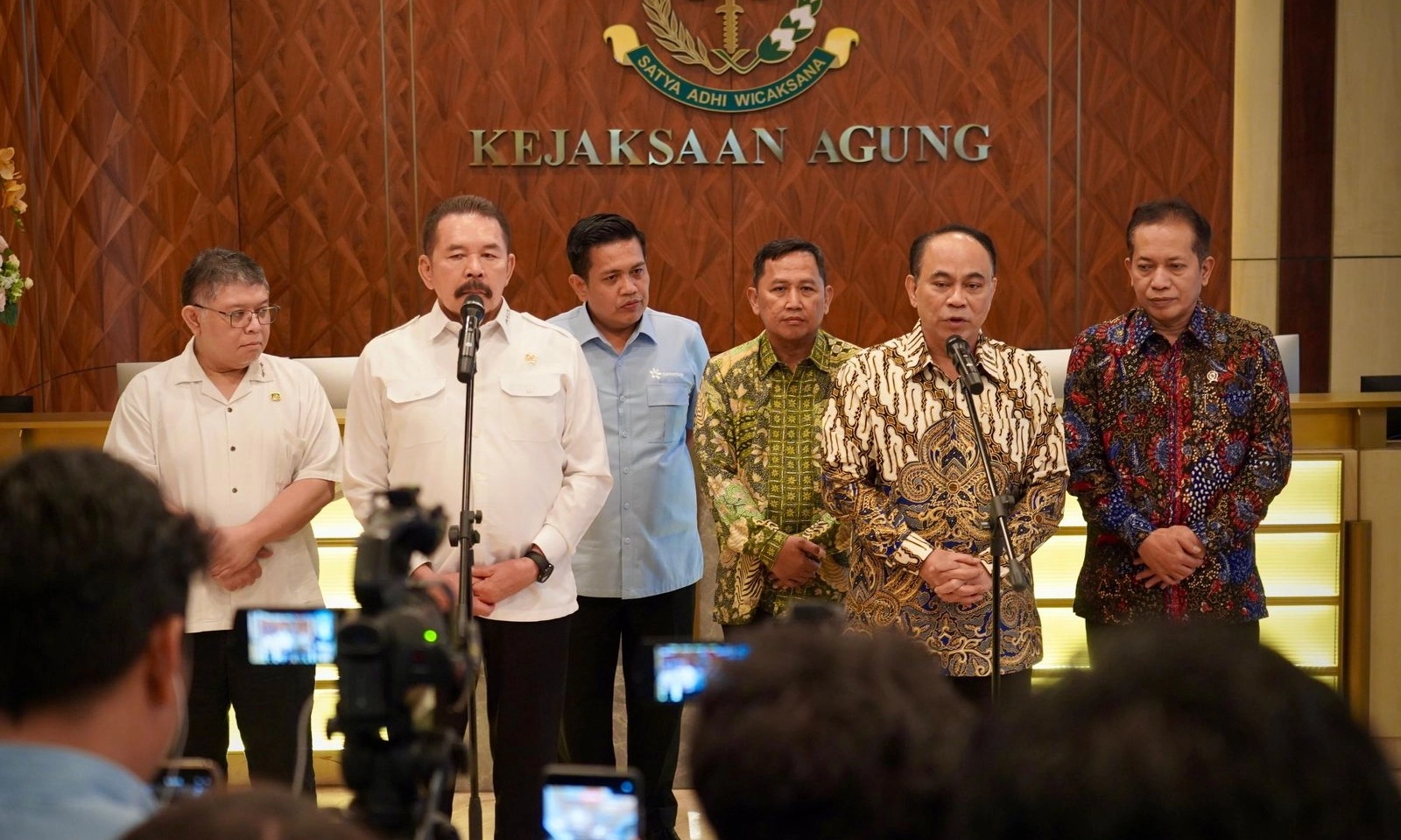 <p id="isPasted">Menkop Gandeng Jaksa Agung Awasi Pembentukan 80 Ribu Kopdes Merah Putih</p>