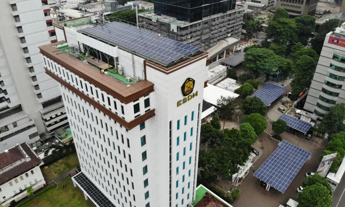 <p>Bahlil Wajibkan Gedung Pemerintah Hemat Energi</p>