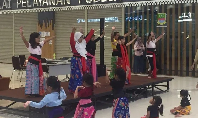 <p dir="ltr" id="isPasted">Merangsang Anak Senang Tari Tradisional</p>