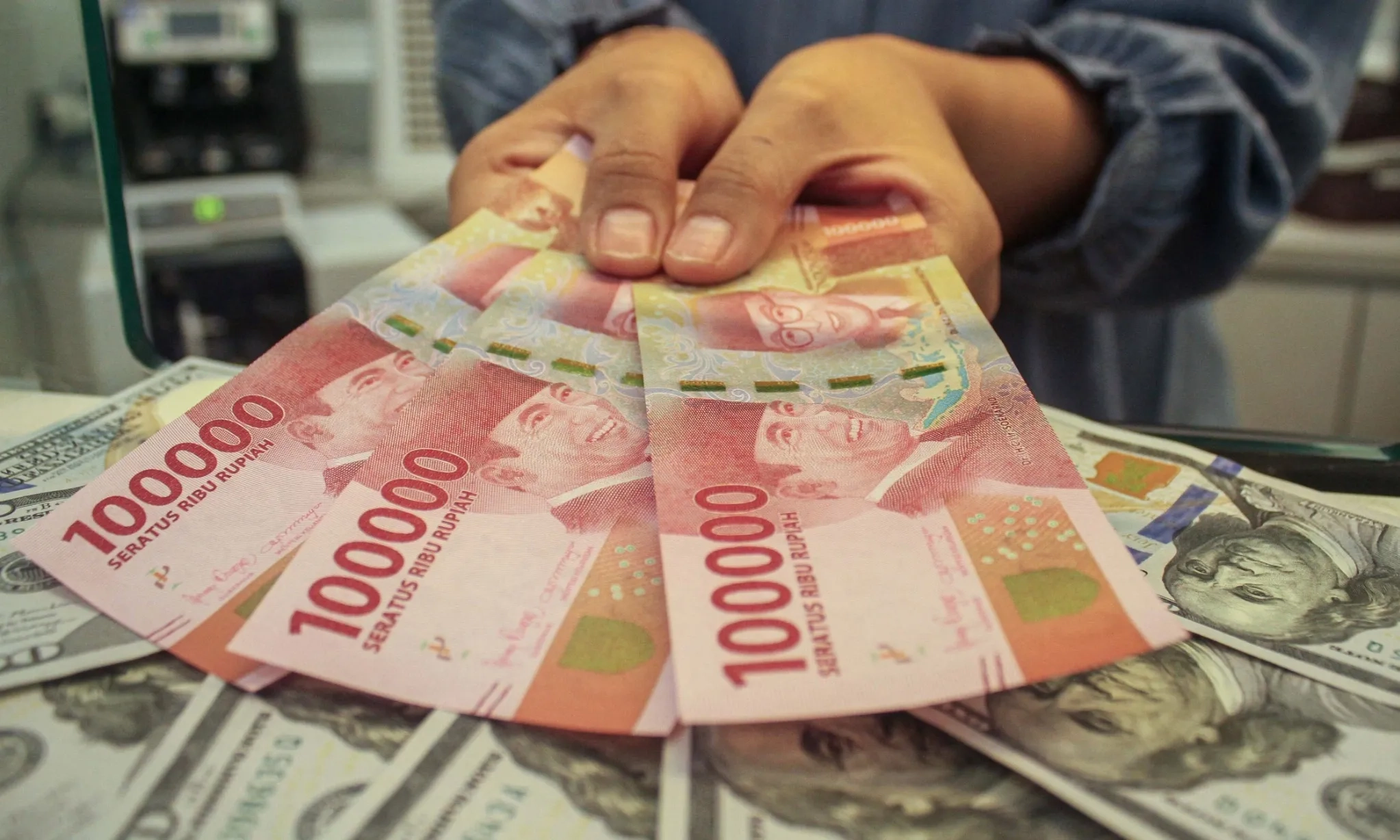 <p id="isPasted">Ekspektasi Pertumbuhan Ekonomi Lesu Tekan Kurs Rupiah</p>