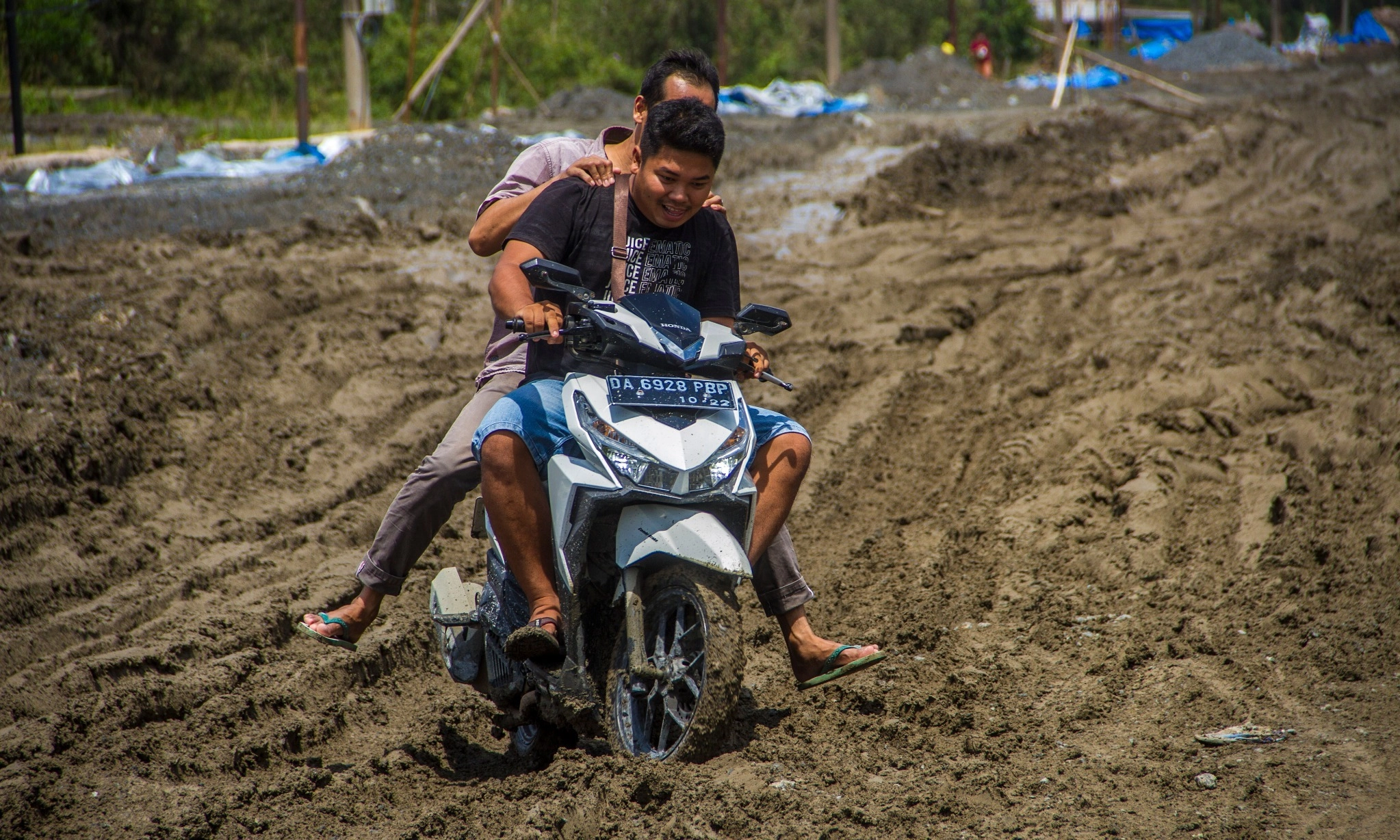 <p>Sejumlah Jalan Raya Tertutup Buat Perusahaan Tak Indahkan CSR Di Kalteng</p>