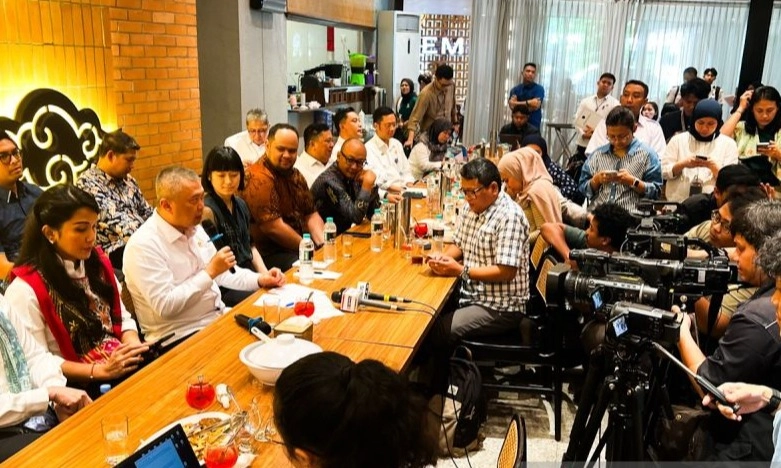 <p id="isPasted">Menhub Kumpulkan Aplikator Ojol Bahas Potongan Tarif</p>