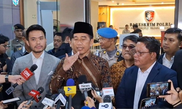 <p>Jokowi Siap Tunjukkan Ijazah Ke Hakim</p>