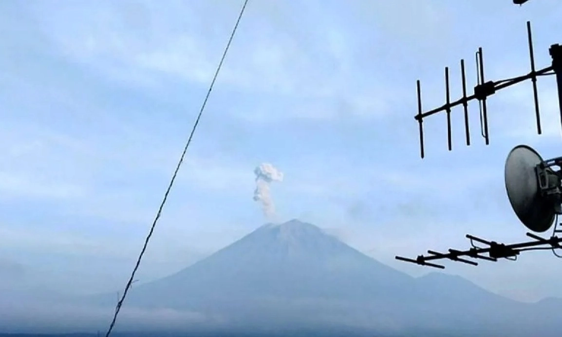 <p>Gunung Semeru Erupsi Dengan Kolom Letusan Setinggi 700 Meter</p>
