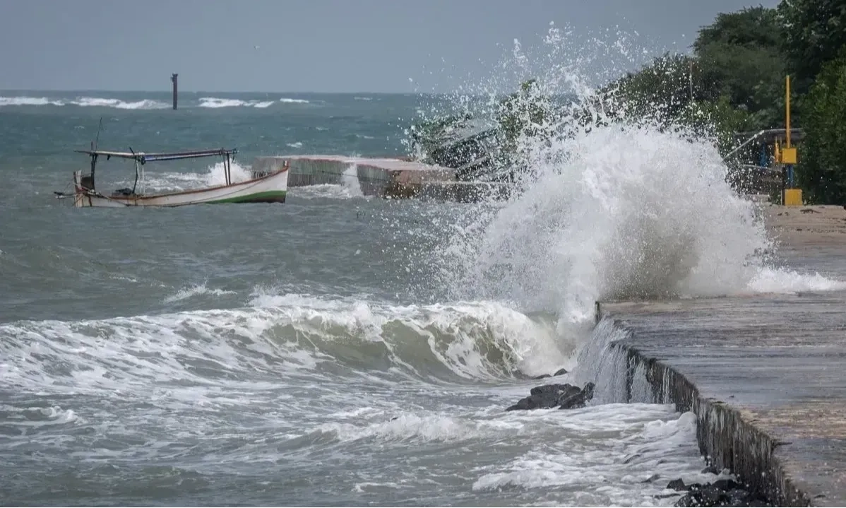 <p>Tanggul Pencegah Abrasi DIbangun Di Kepulauan Seribu</p>