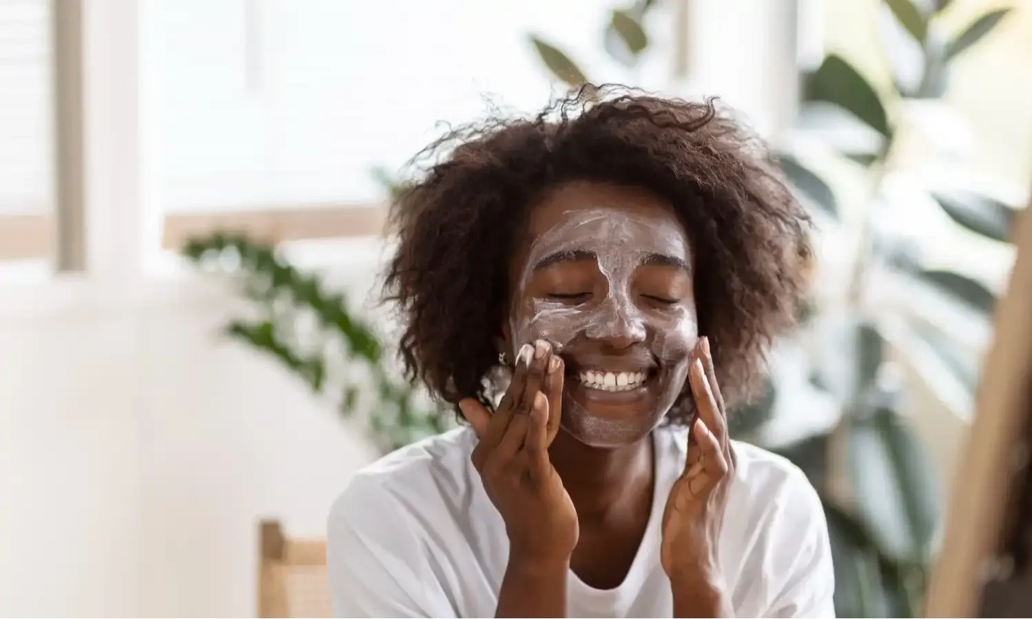 <p id="isPasted">Mengenal Ragam Keunggulan <em>Milk Cleanser</em>, Pembersih Wajah Yang Terus Digemari</p>