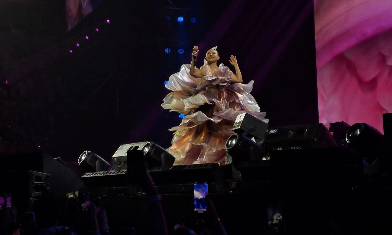 <p id="isPasted">Dari &quot;Tegar&quot; Sampai &quot;Heavy Rotation&quot;, Rossa &quot;Here I Am&quot; Hibur 12 Ribu Penonton</p>