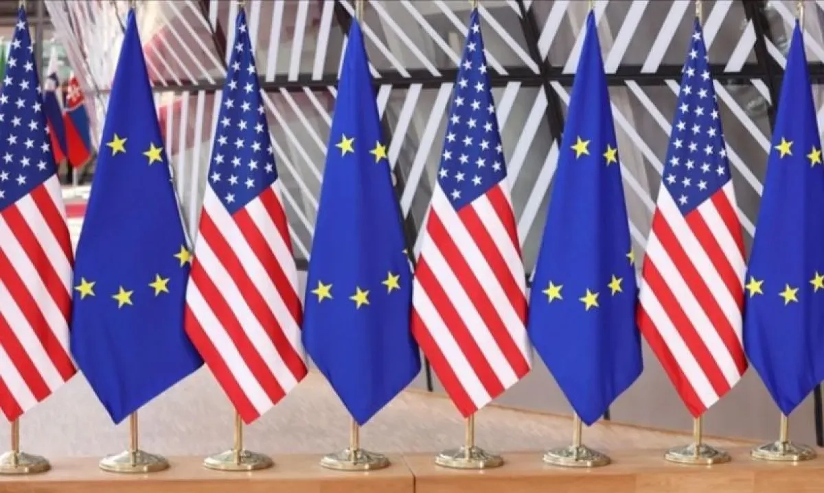 <p>Seiring Kekhawatiran Kebijakan Tarif Trump: Dolar AS Melemah, Rupiah Menguat</p>