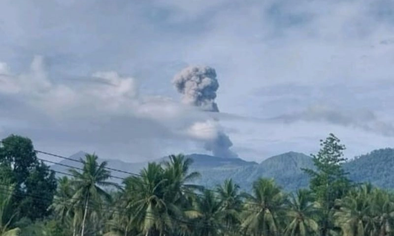 <p>Gunung Dukono Erupsi, Semburkan Abu Setinggi 1.600 Meter</p>