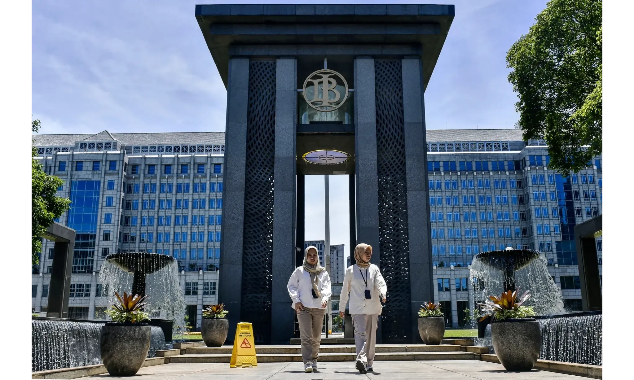 <p dir="ltr" id="isPasted">Langkah Borong SBN Dikritik, Begini Tanggapan BI</p>