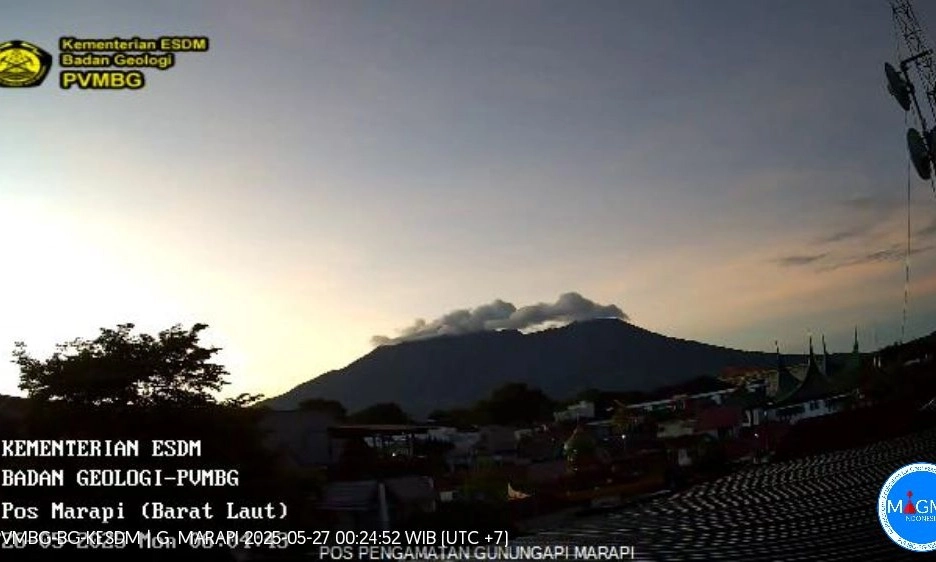 <p>Gunung Marapi Sumbar Semburkan Abu Vulkanik</p>