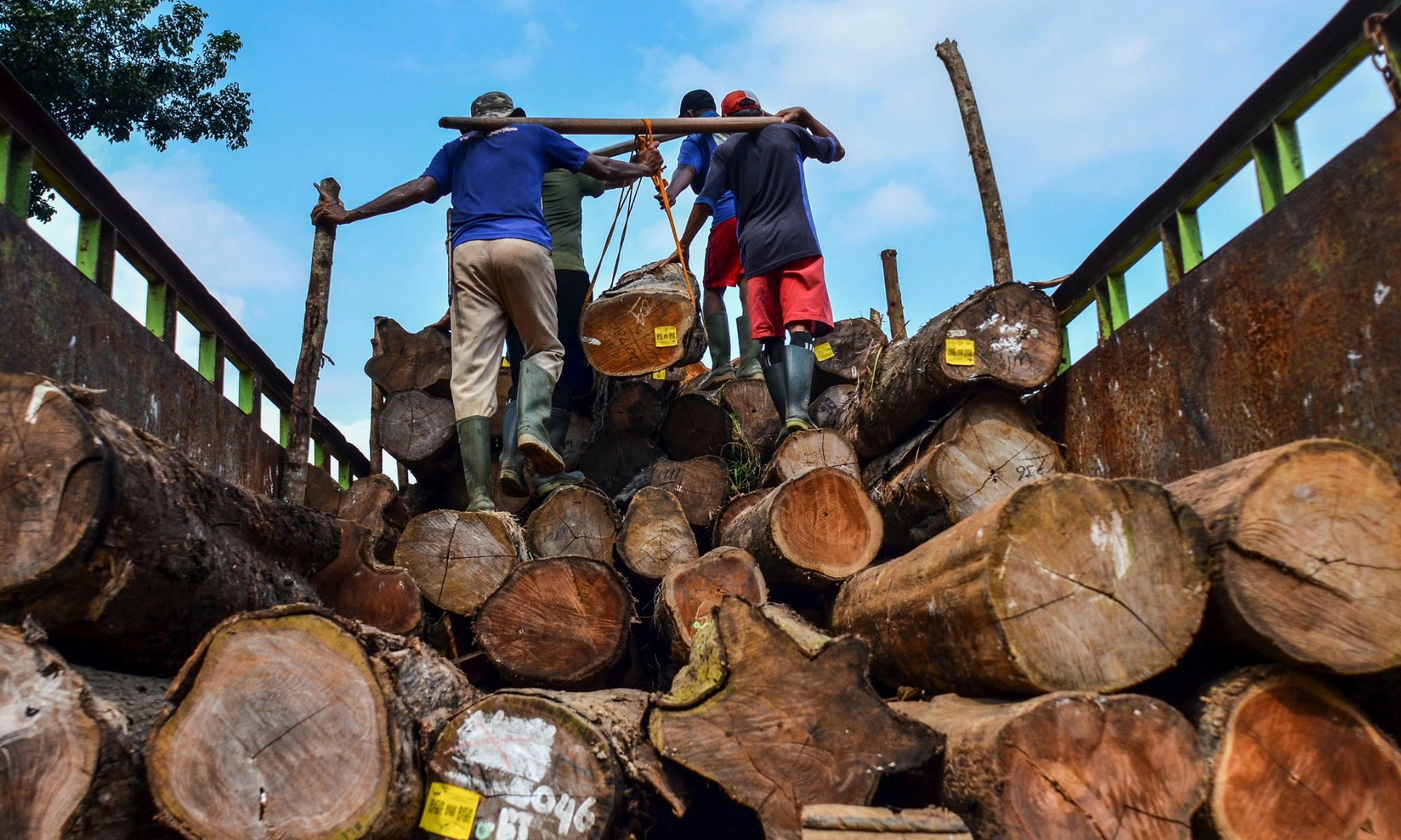 <p>Publik Kritik Bagi Rencana Kemedag Pangkas Kebijakan SLVK&nbsp;</p>