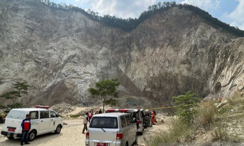 <p>Longsor Gunung Kuda Cirebon, Pemprov Jabar Cabut Izin Tambang</p>